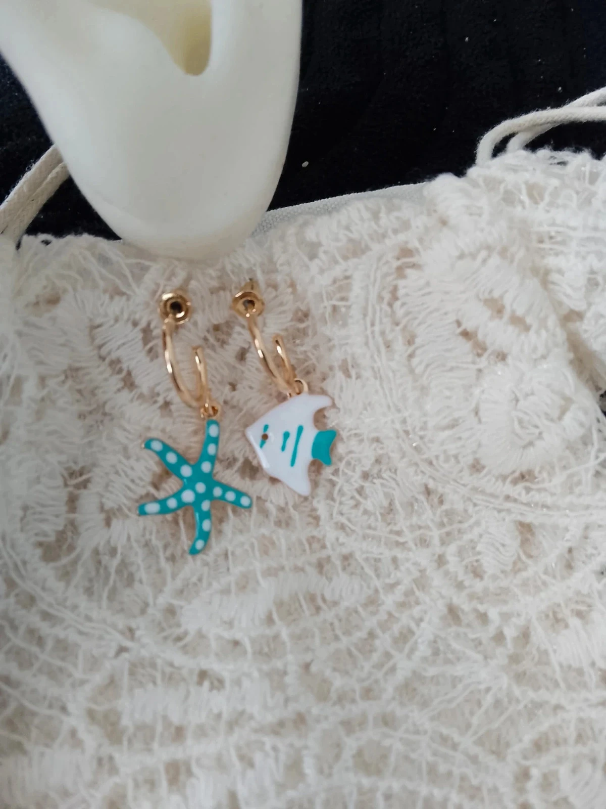 Boucles d'oreilles bohèmes asymétriques océan étoile et poisson turquoise et blanc – photo 2